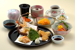Tempura Meal  1,800 yen (tax excl.)　(Lunch: 1,500 yen tax excl.)
